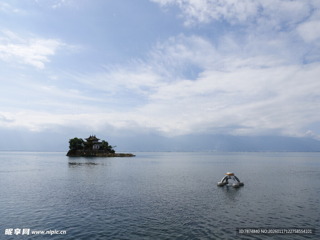 海上孤岛与飞翔海鸟