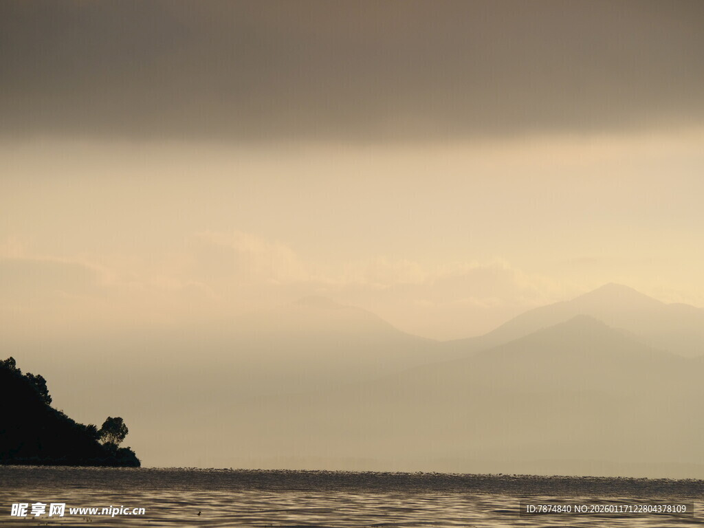 黄昏下的山海景致