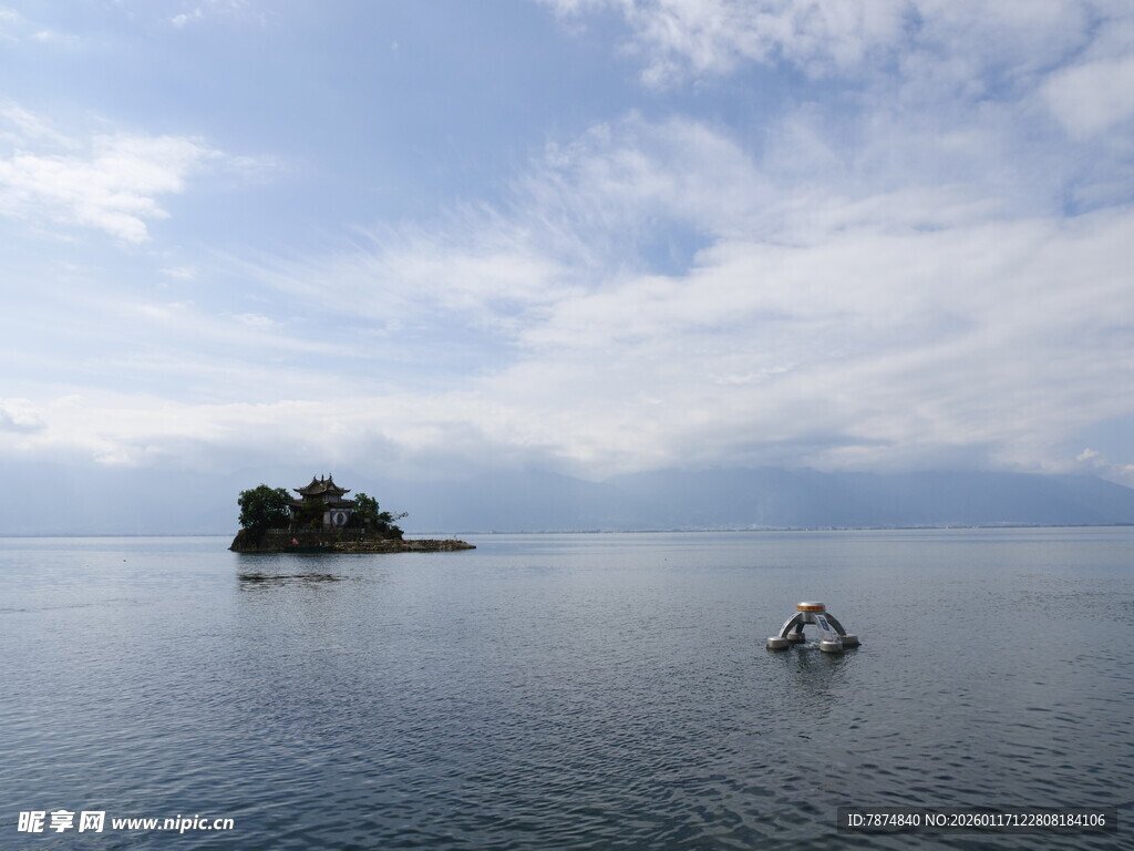 海上孤岛与飞翔海鸟