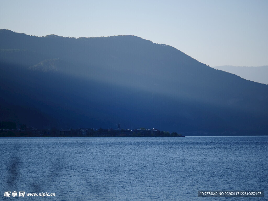 湖畔远山美景
