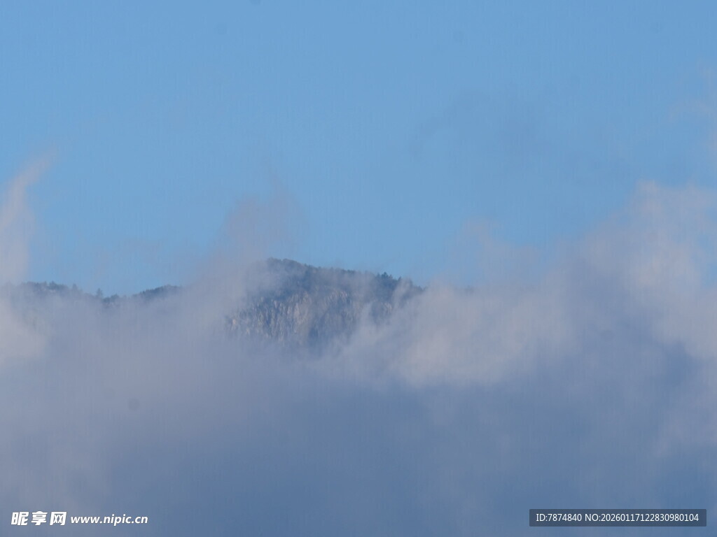 云雾缭绕的山峰美景