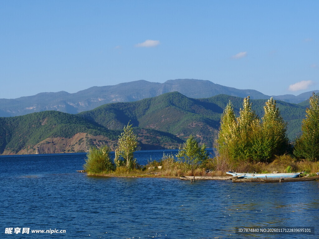 湖畔青山美景