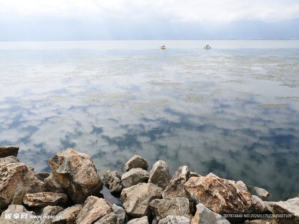 海边礁石与辽阔海面