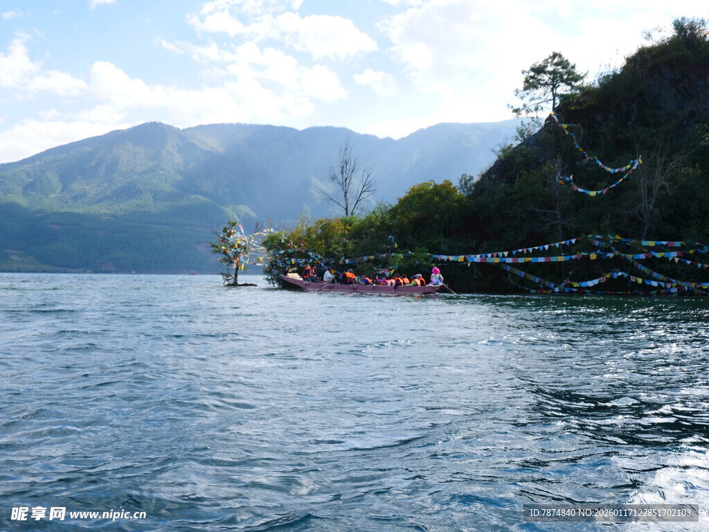 湖畔美景 船只点缀山水间