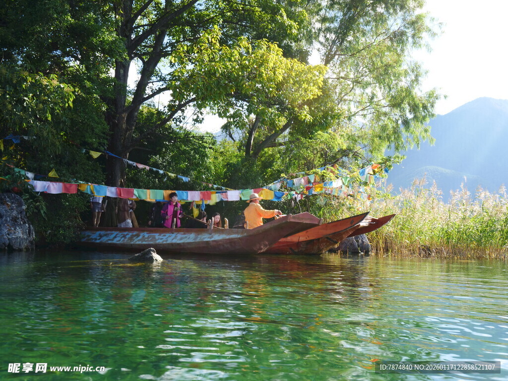 河畔小船与彩色经幡美景