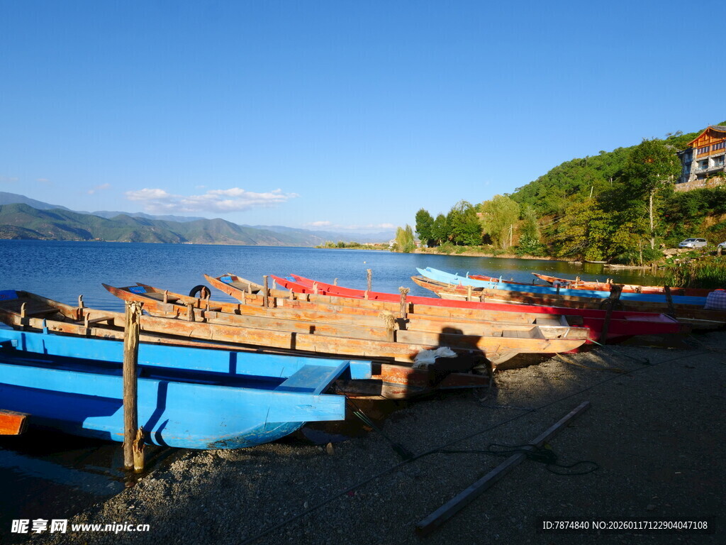 湖畔多彩船只停靠美景