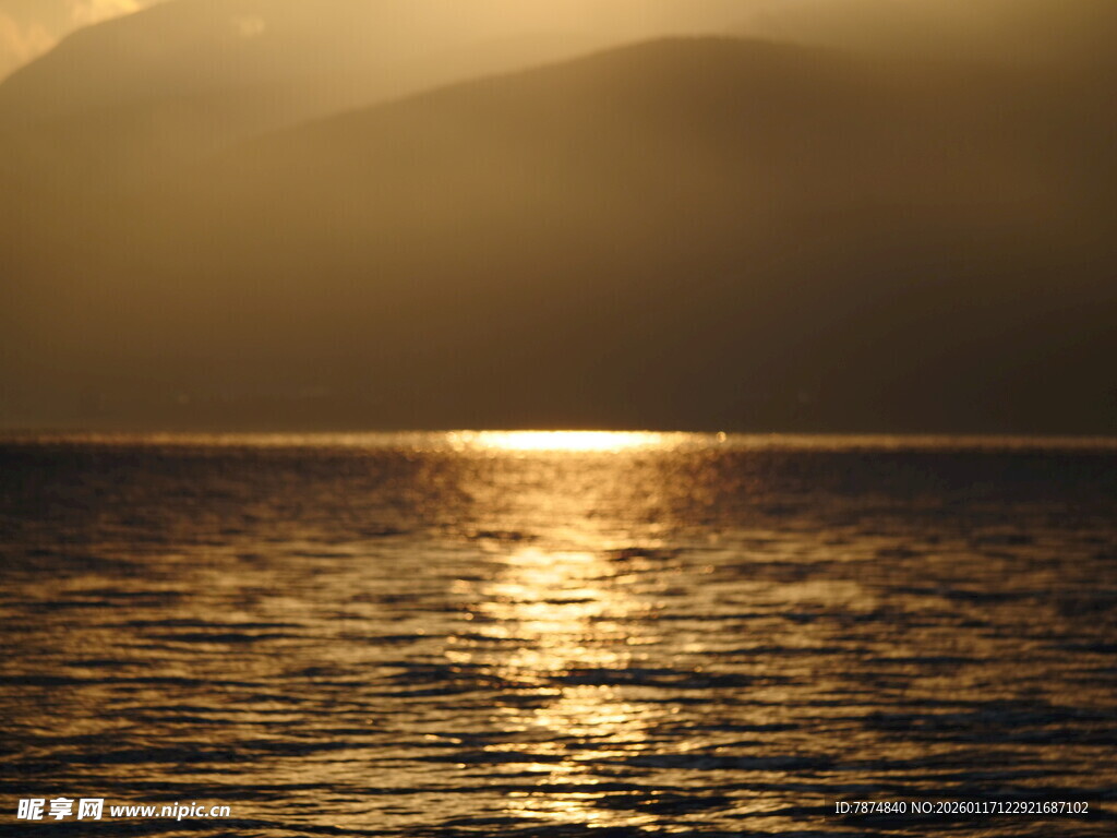 夕阳下波光粼粼的海面