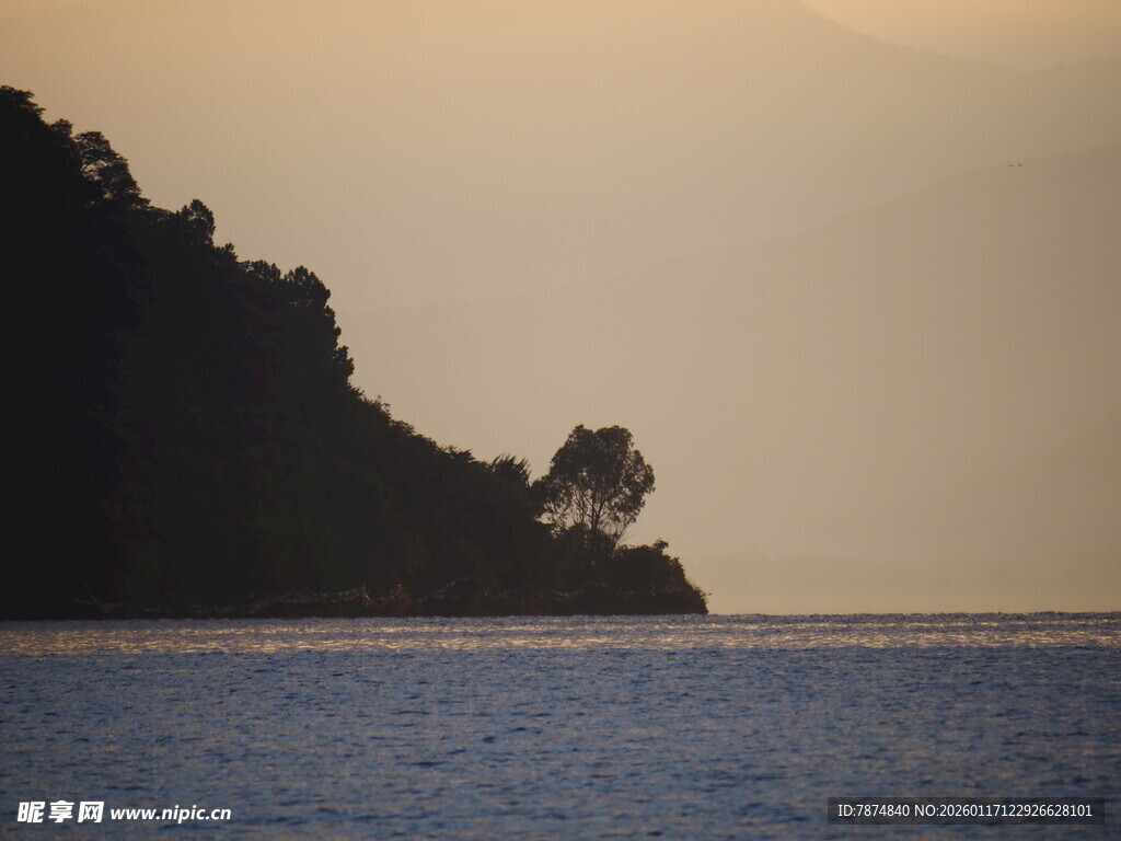 黄昏海边的山峦剪影