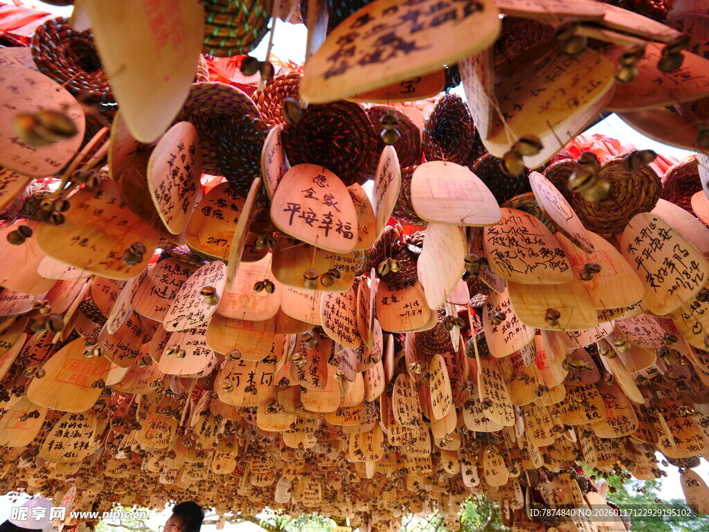 祈福牌悬挂场景