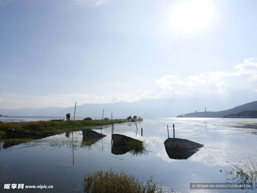 湖畔日出美景 静谧水面