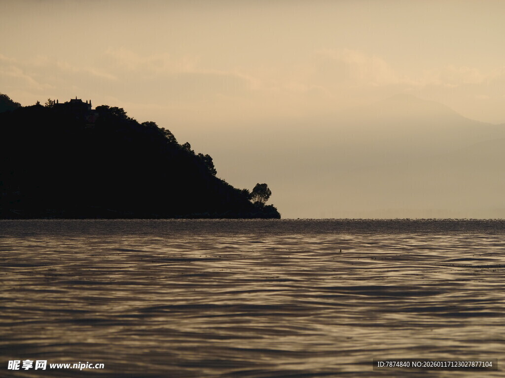 黄昏下的海岛与平静海面