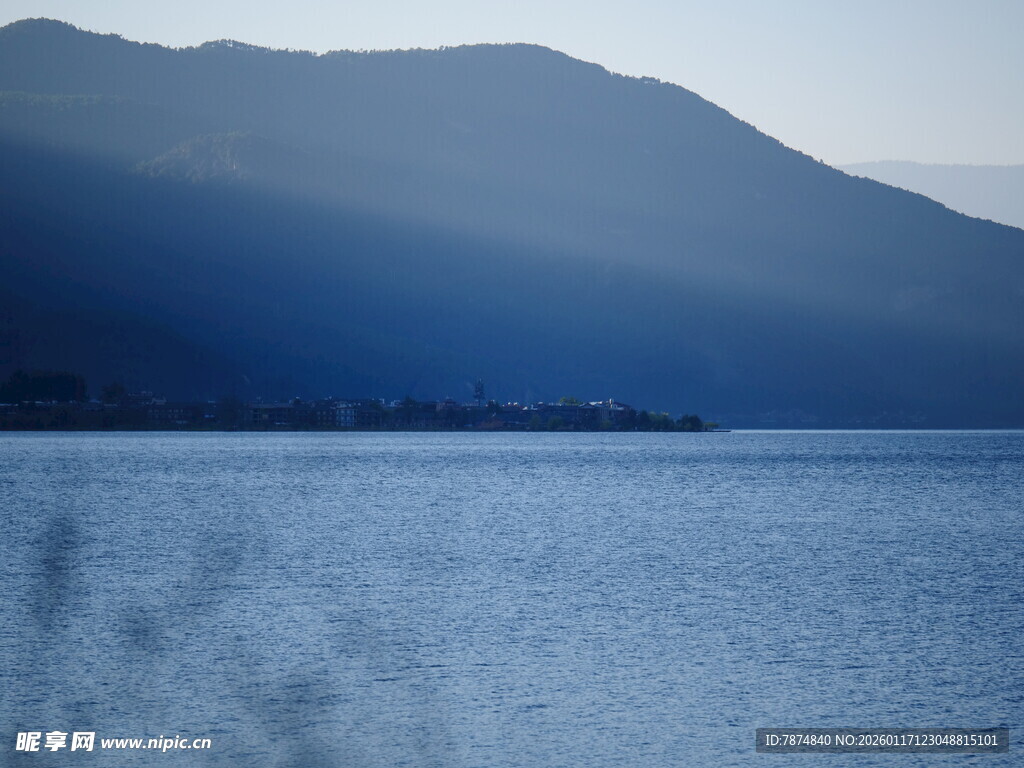 宁静湖景与远处山峦