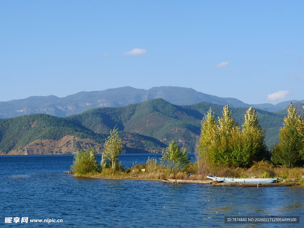 湖畔青山绿树美景