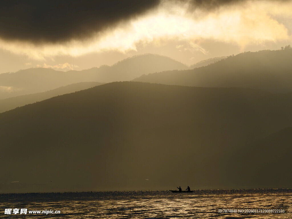 海上逆光行舟的壮丽景象