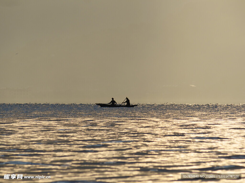 海上孤舟 夕阳下的静谧