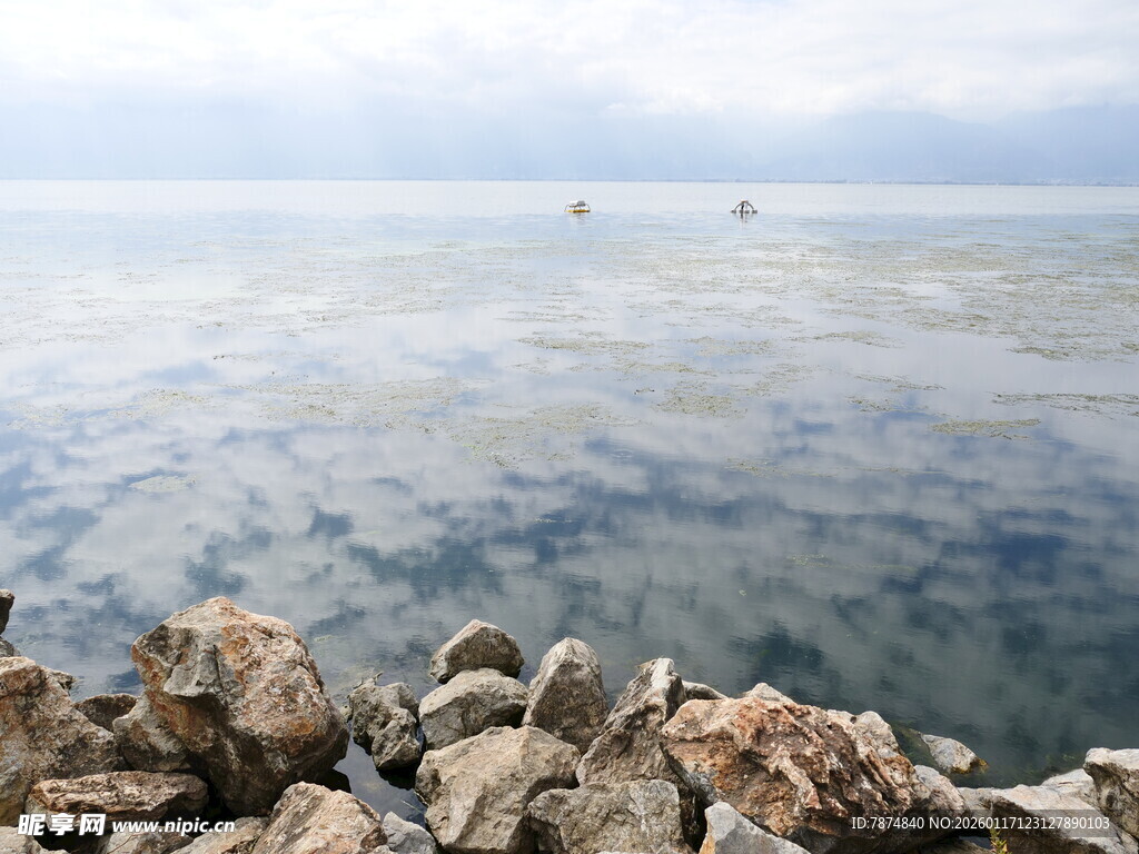 海边岩石与辽阔海面