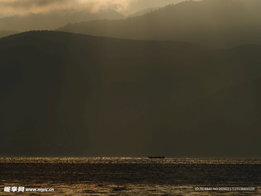 黄昏山海间的静谧景致