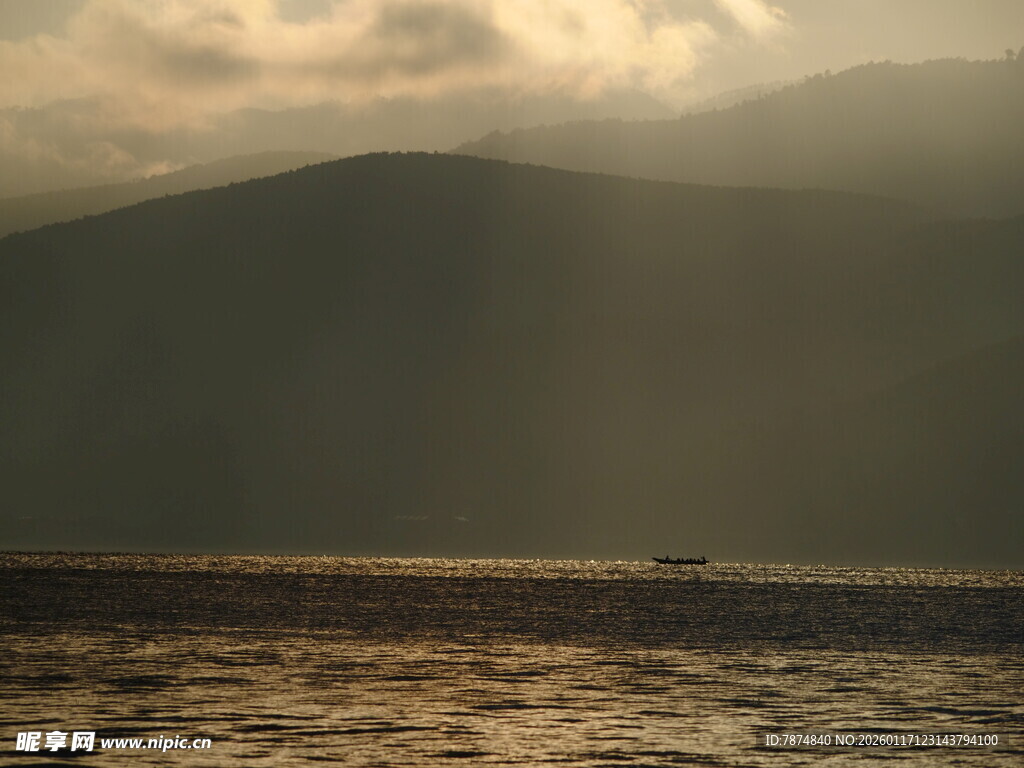 夕阳下的山水湖景