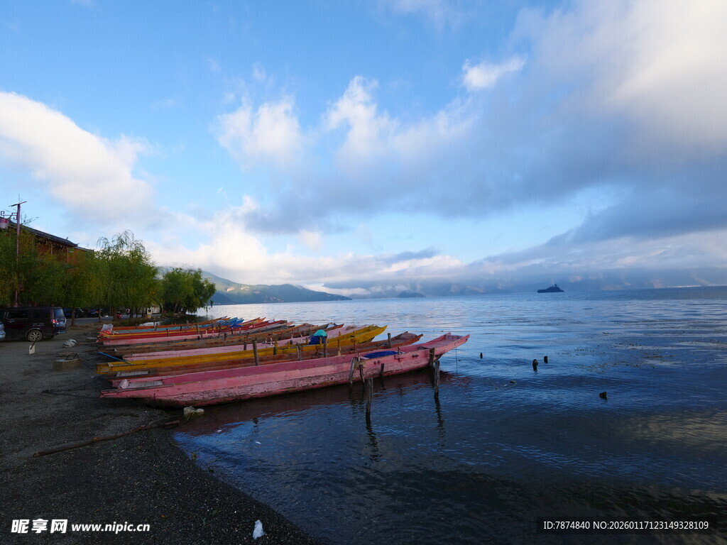 湖畔彩舟伴蓝天美景