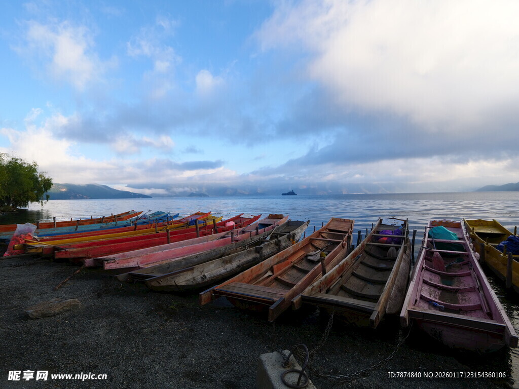 湖畔多彩船只静泊美景