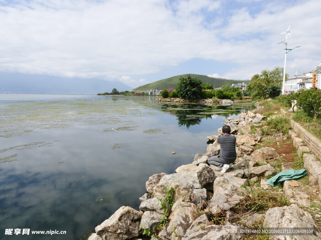 湖畔石岸风景