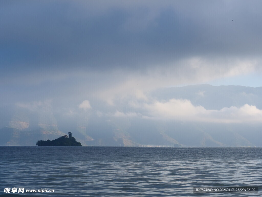海上孤舟伴云景