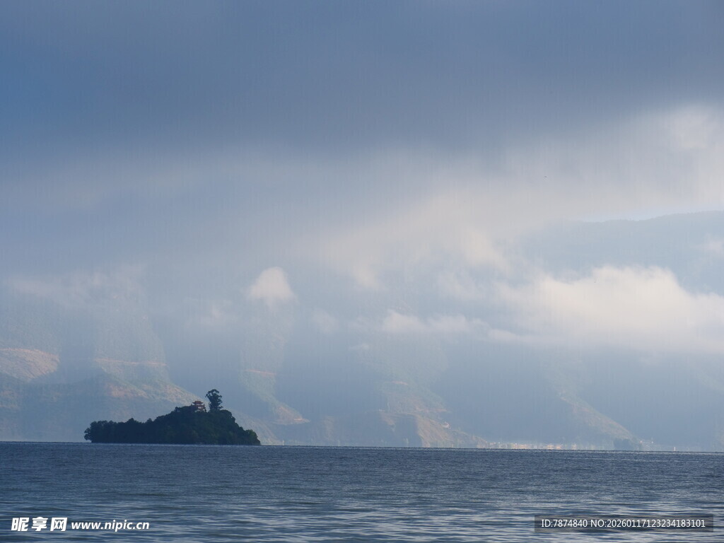 海上孤船与壮丽天空景观