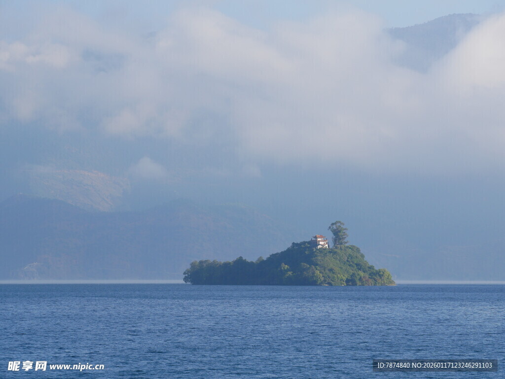 海上孤岛 云雾缭绕之景