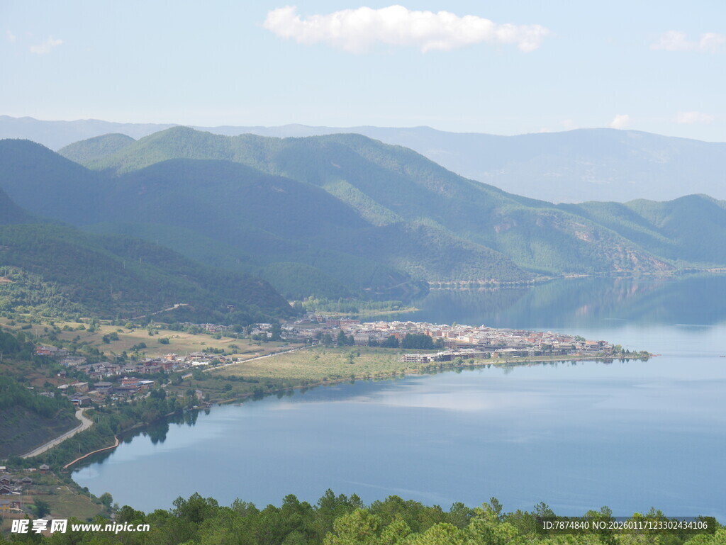 湖畔青山美景