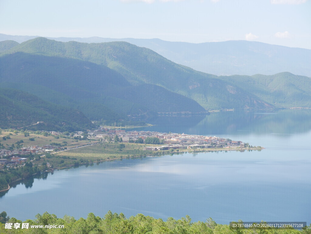 湖畔山村美景