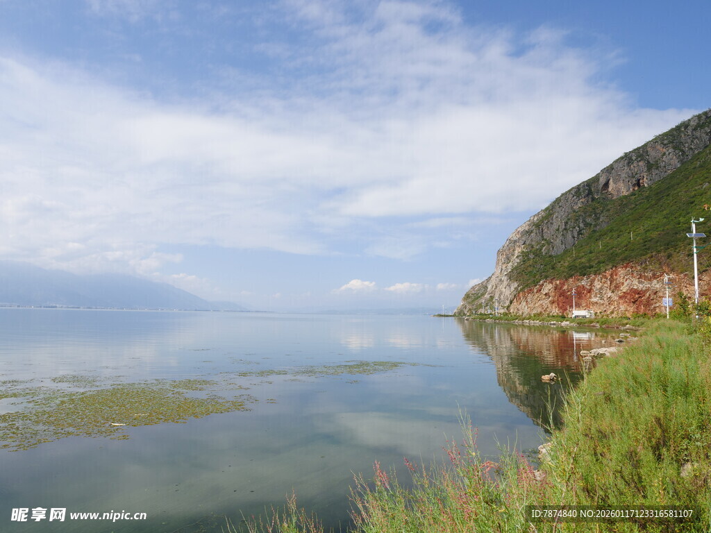 湖畔青山绿水美景