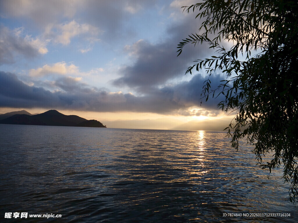 湖畔日落美景