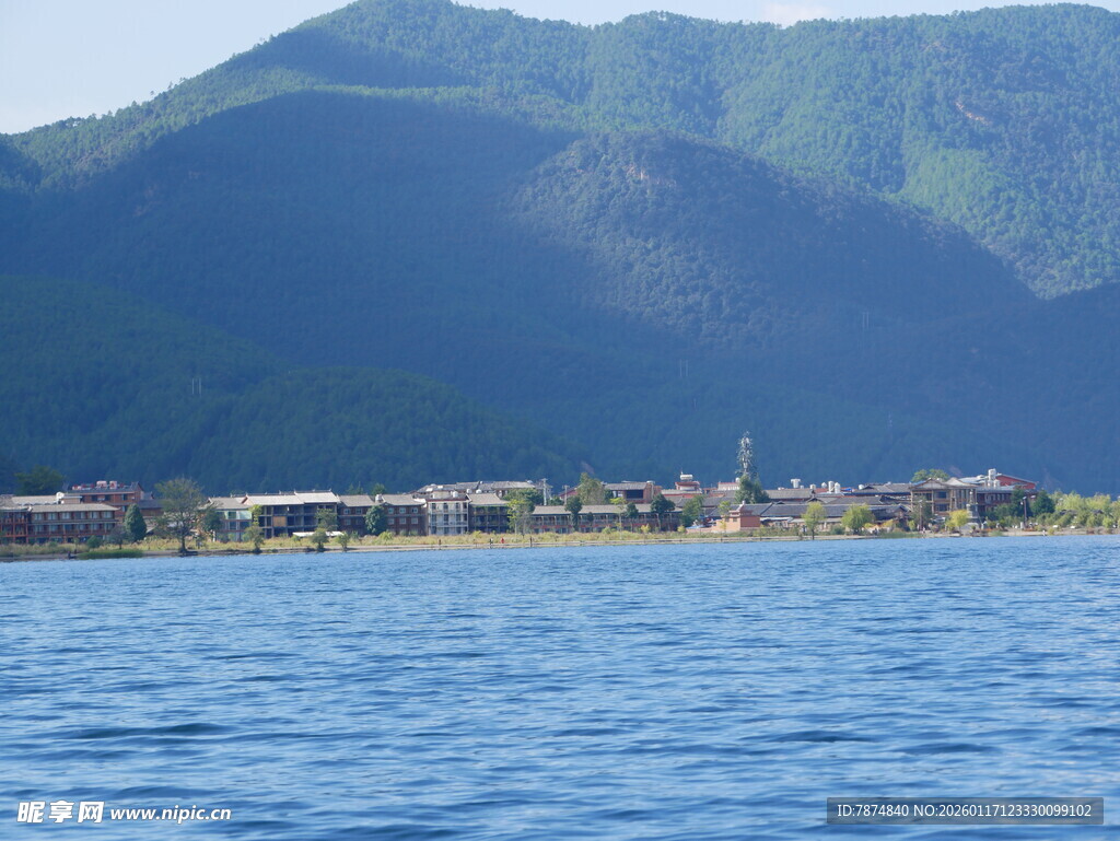 湖畔山景 宁静自然风光