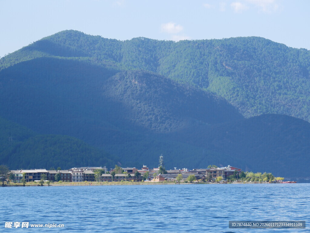 湖畔青山美景