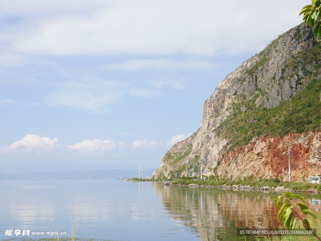 湖畔峭壁美景