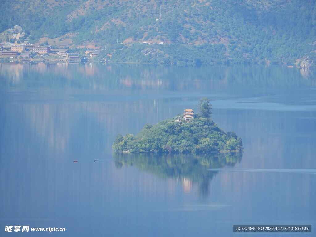 湖中小岛静谧风光