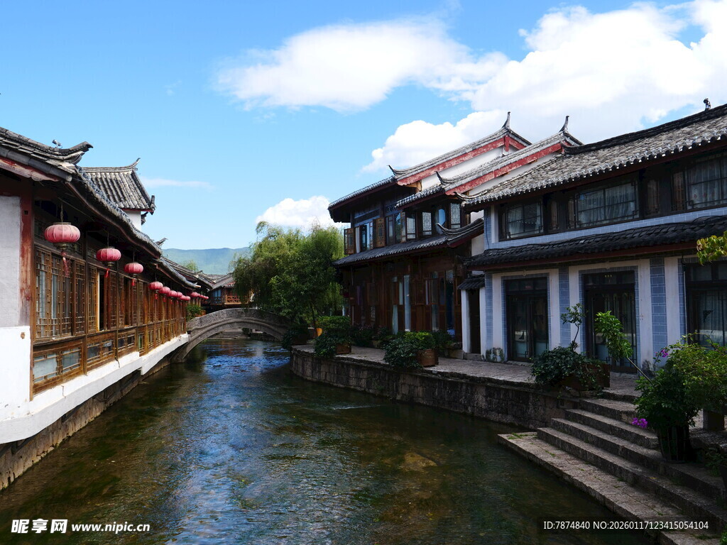 江南水乡小河畔古建筑