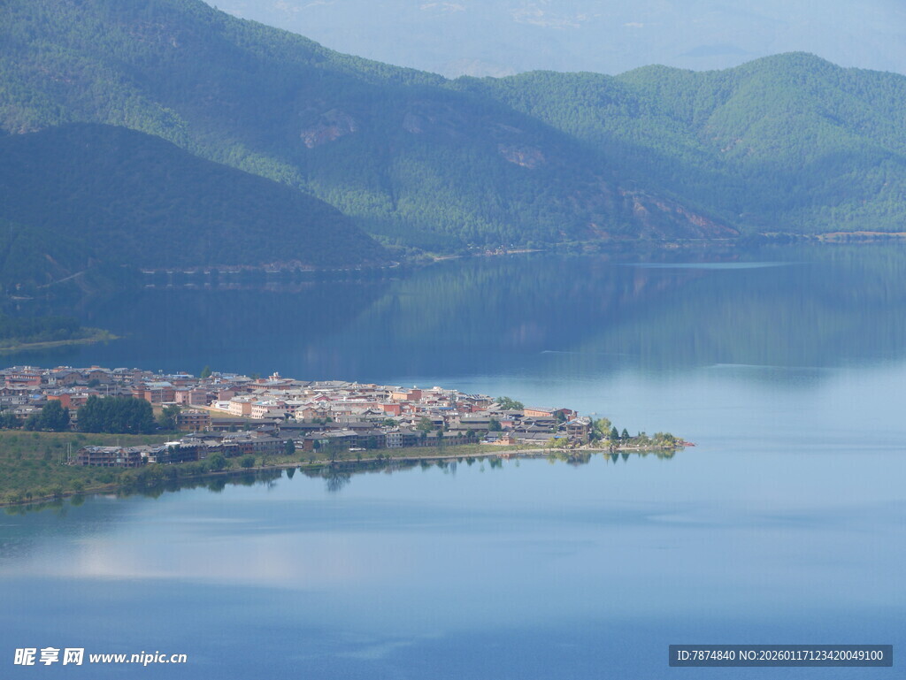 湖畔小镇 青山碧水美景