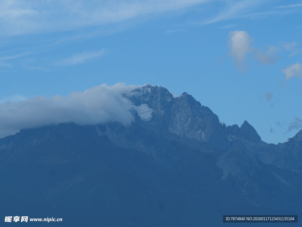 云雾缭绕的巍峨山峰