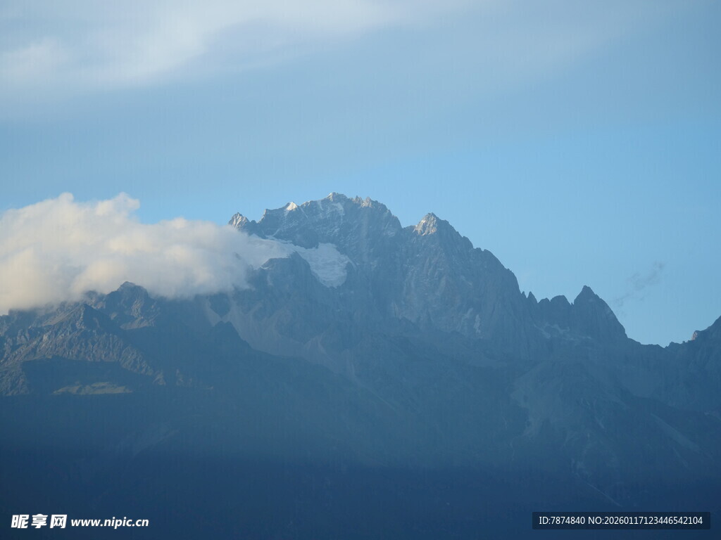 巍峨山峰云雾缭绕