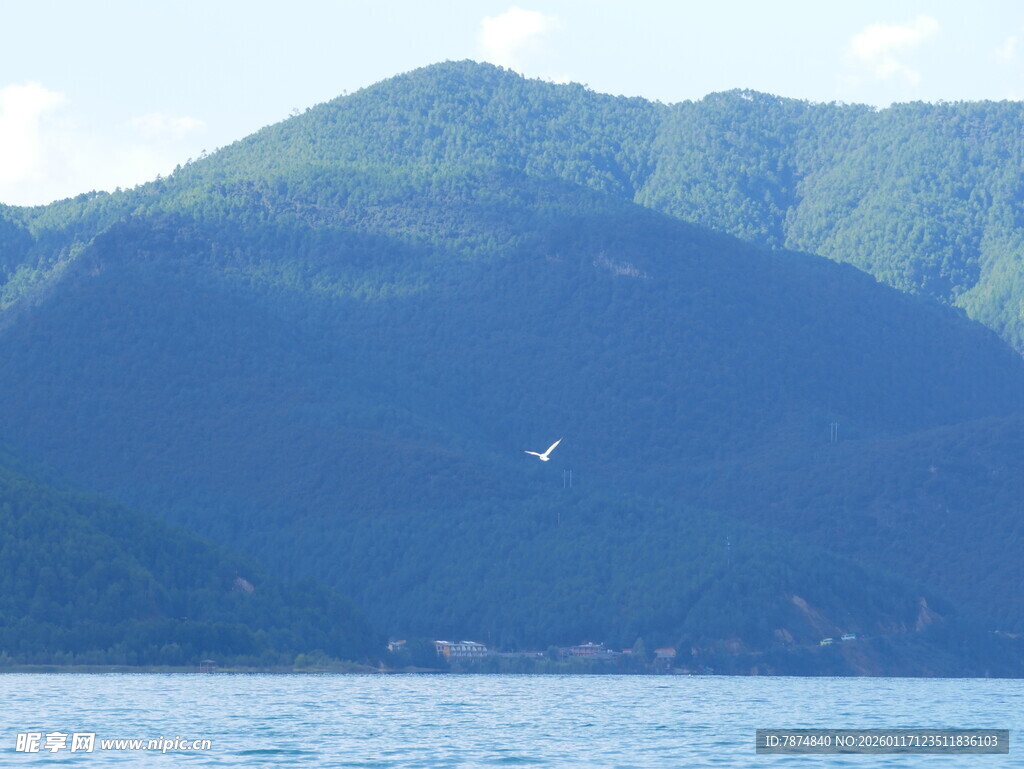 青山傍水的美丽自然景观