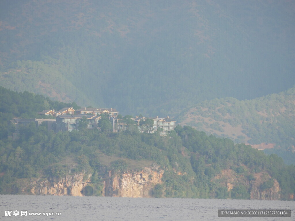 湖畔山峦间的村落景致