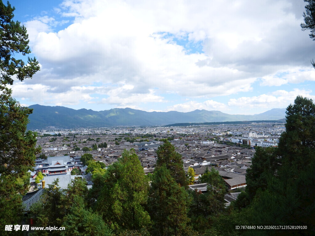 俯瞰山林环绕的城市景观
