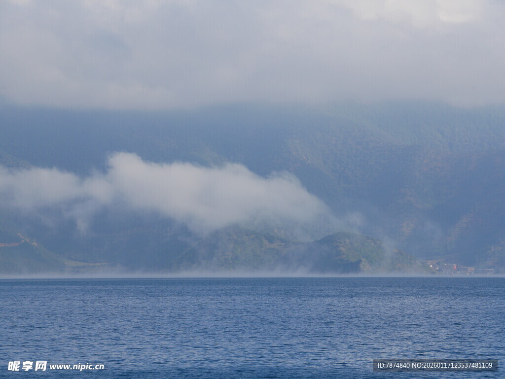 海上云雾缭绕的远方景色