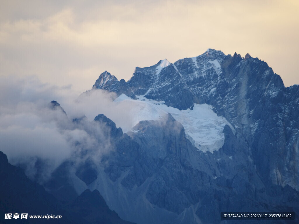 云雾缭绕的壮丽雪山
