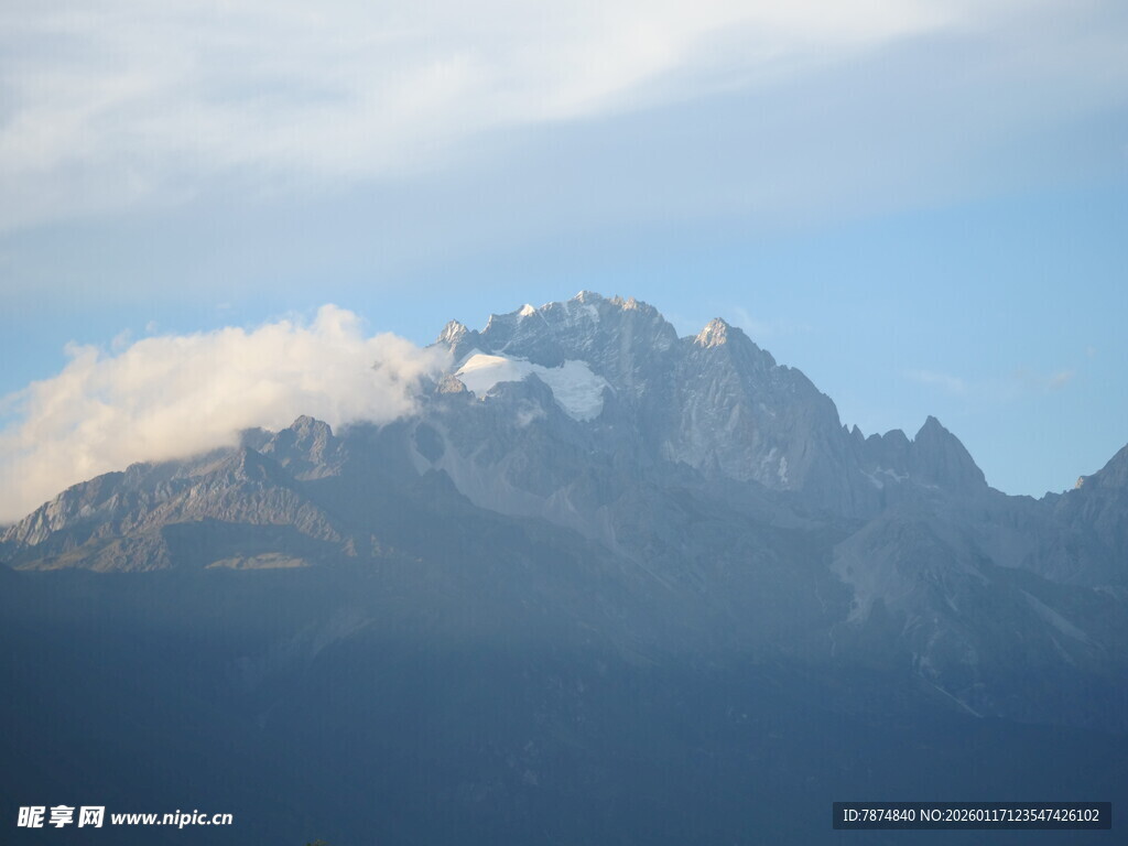 巍峨雪山 云雾缭绕之景