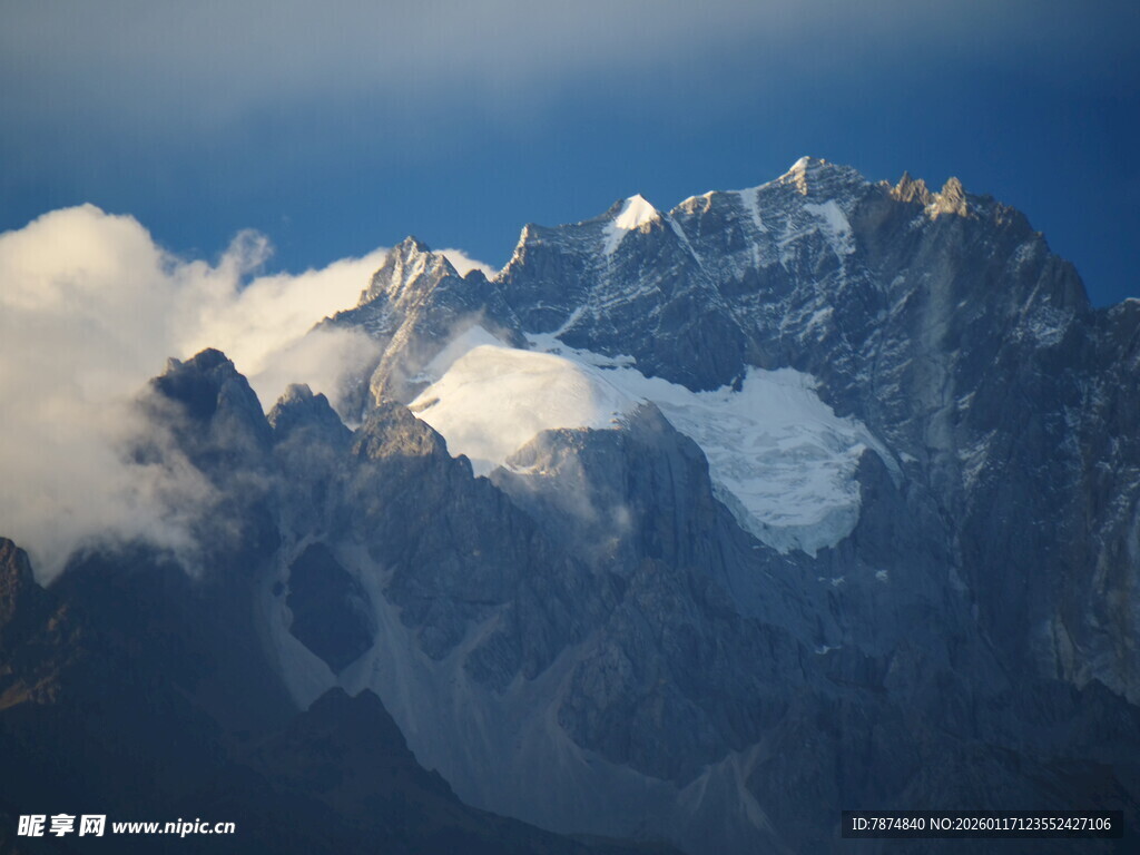 巍峨雪山云雾缭绕之景