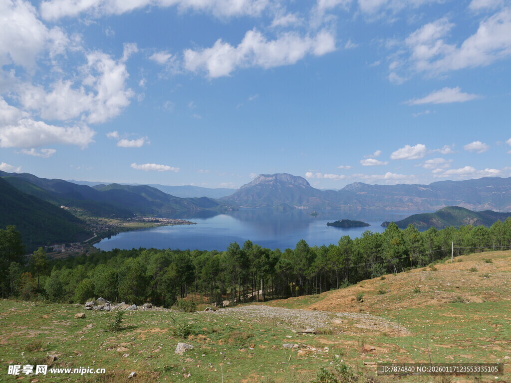 美丽湖景与山峦风光