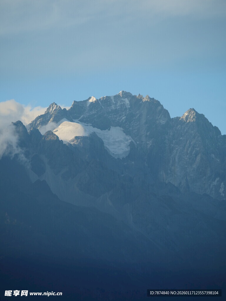 巍峨雪山云雾缭绕