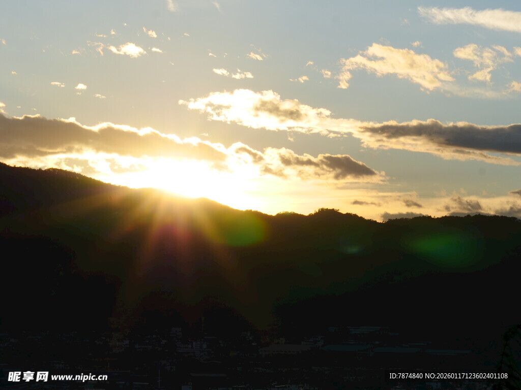 夕阳下的山峦与霞光